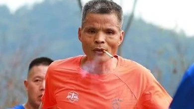 Image Source- Uncle Chen is a chain-smoking marathon runner. Photo: Weibo.